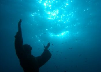 Hristos din Abis. Statuia din adancuri