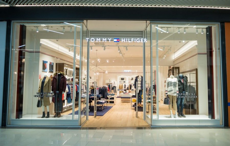 Tommy Hilfiger deschide un nou magazin
